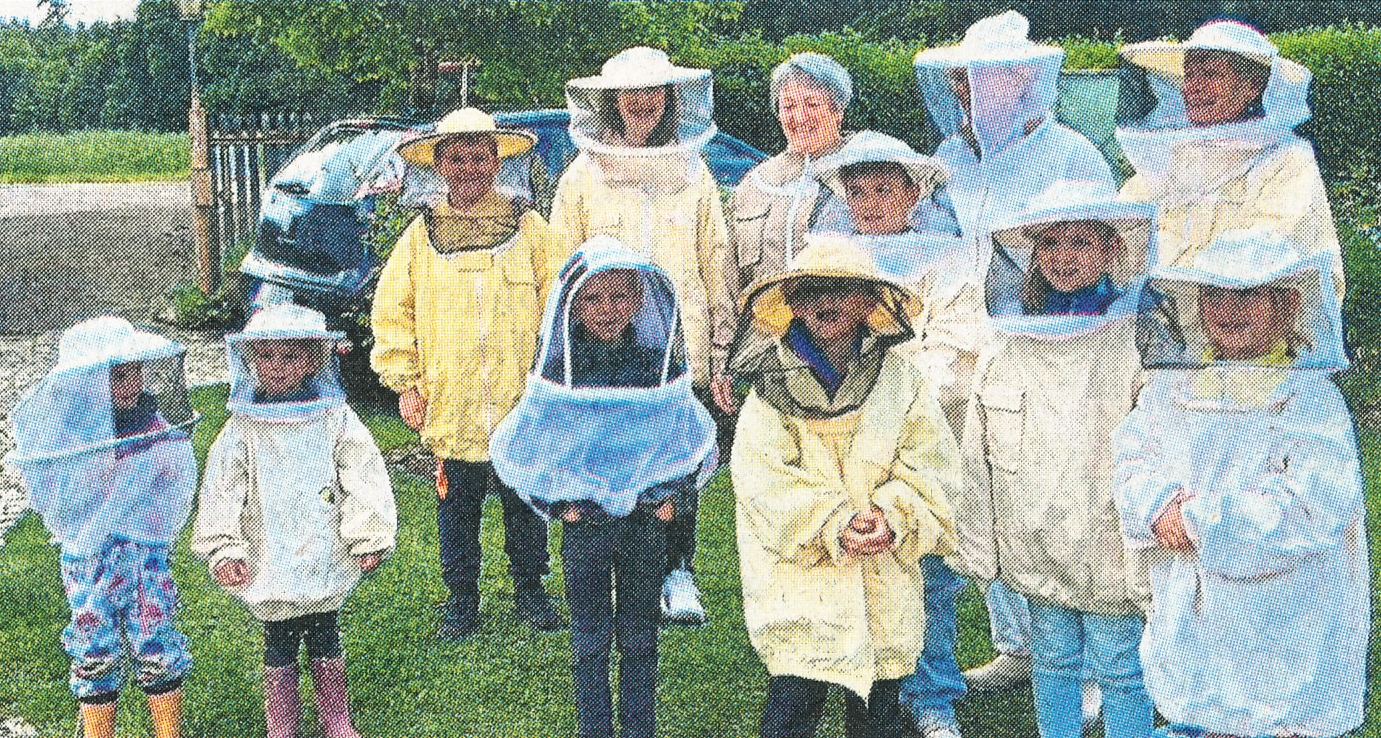 Die Naturkids bei der Imkerin.