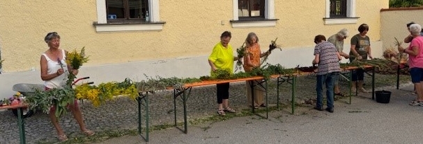  OGV Mitglieder beim Binden legen.