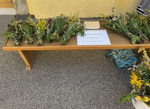 OGV Mitglieder beim Binden legen.
