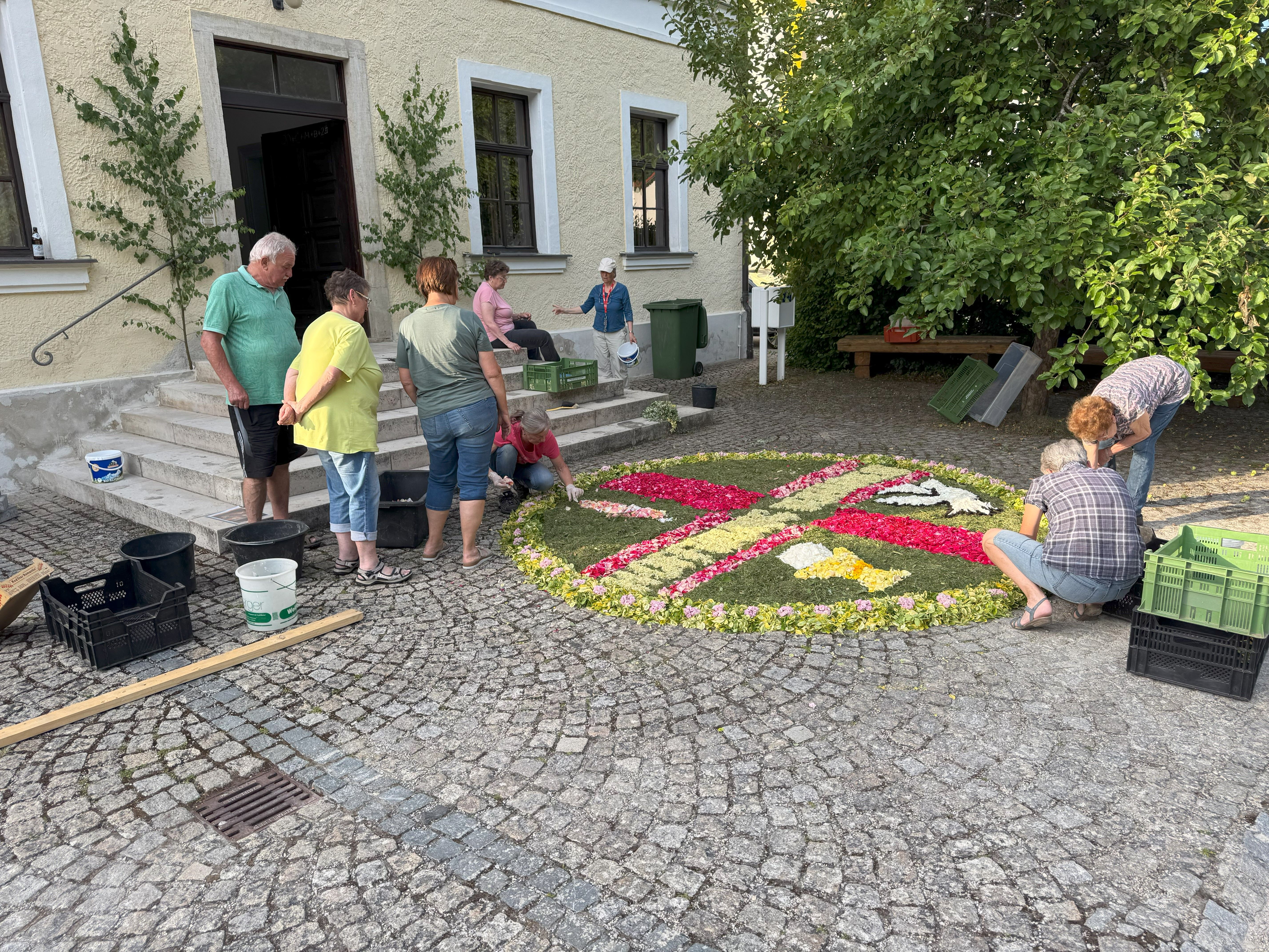  OGV Mitglieder beim Teppich legen.