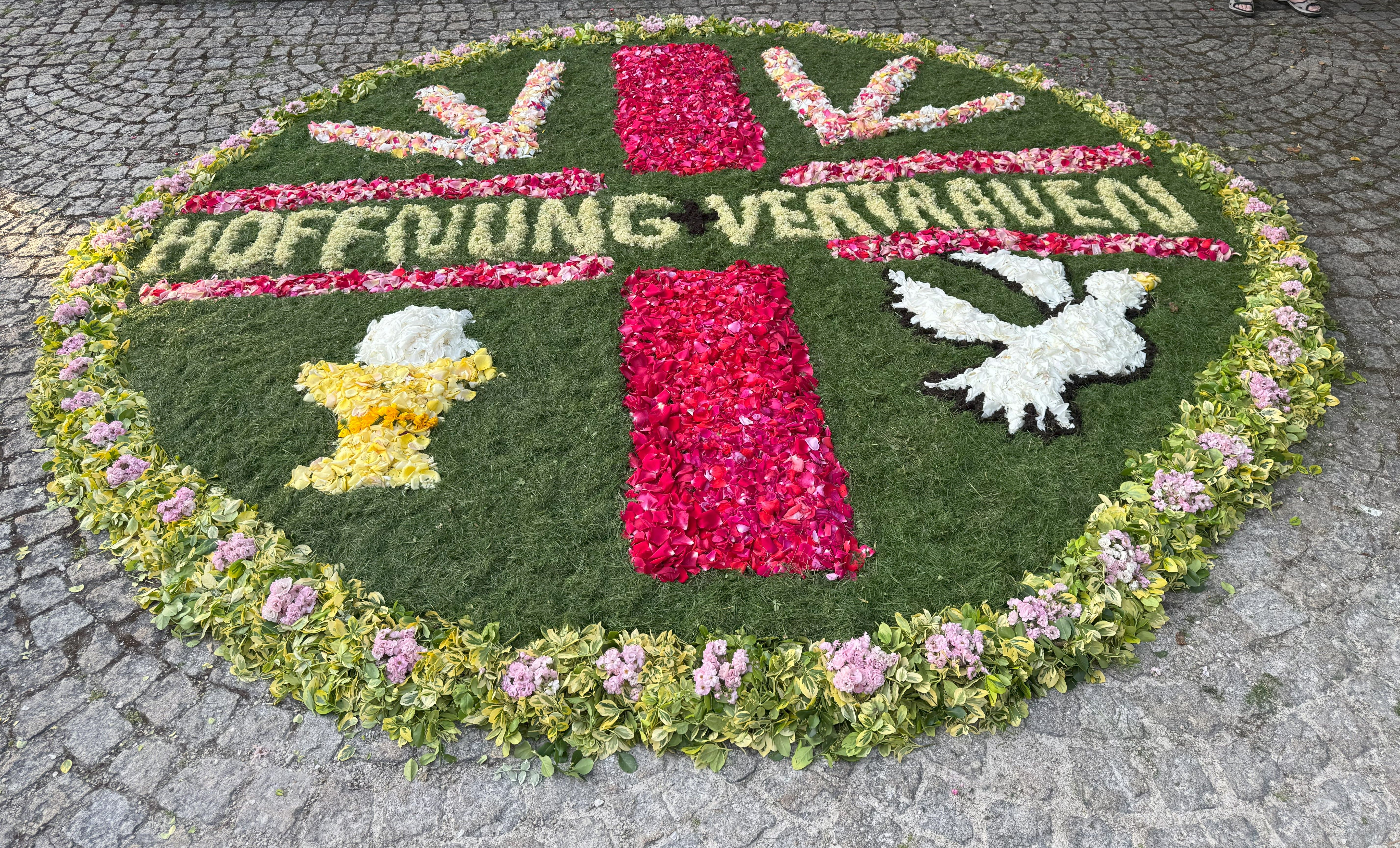  OGV Mitglieder beim Teppich legen.