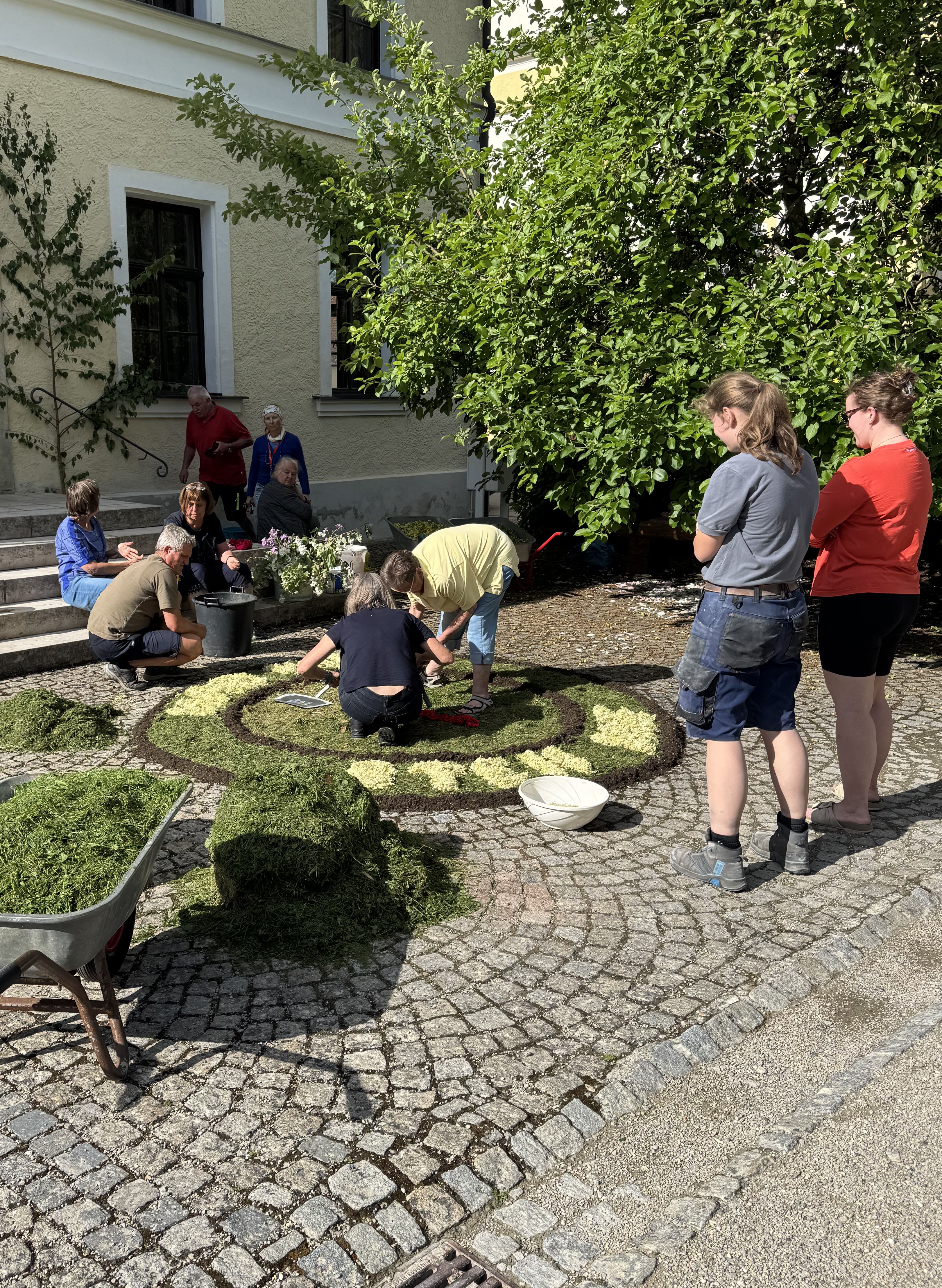Der Altar mit dem Blumenteppich